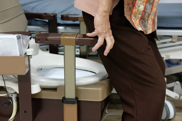 Anciana Uso Portátil Móvil Inodoro Plástico Cerca Cama Del Paciente — Foto de Stock