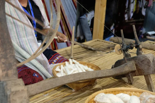 Mulher Girando Algodão Linha Com Roda Antiga Tradicional — Fotografia de Stock