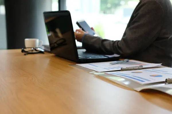 Homem Negócios Usando Telefone Celular Local Trabalho Homem Das Startups — Fotografia de Stock