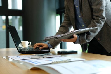 bilgisayar ile çalışan adam. işadamı planıyla defter office coworking işyerinde düzenleme