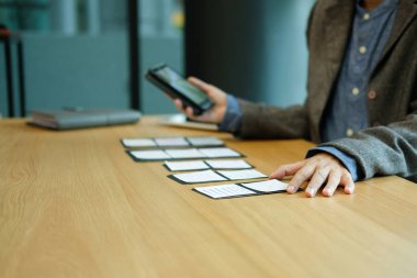 Kullanıcı deneyim, Ux tasarımcı tasarım web üzerinde akıllı telefon düzeni. Mobil uygulama planlaması UI. geliştirici iş prototip ile çalışmak