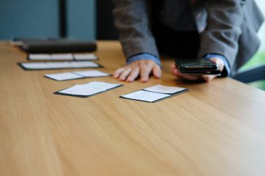 Kullanıcı deneyim, Ux tasarımcı tasarım web üzerinde akıllı telefon düzeni. Mobil uygulama planlaması UI. geliştirici iş prototip ile çalışmak