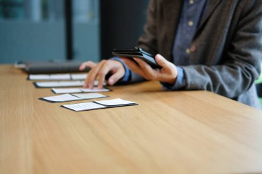 Kullanıcı deneyim, Ux tasarımcı tasarım web üzerinde akıllı telefon düzeni. Mobil uygulama planlaması UI. geliştirici iş prototip ile çalışmak