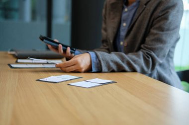 Kullanıcı deneyim, Ux tasarımcı tasarım web üzerinde akıllı telefon düzeni. Mobil uygulama planlaması UI. geliştirici iş prototip ile çalışmak