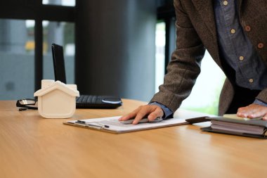 Emlakçı Emlakçı ile ev modeli Doları para banknot ve sözleşme anlaşma. Kiralama mülk satışından satın alma