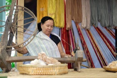 Chiang Mai, Tayland - 9 Eylül 2018: kadın 9 Eylül 2018 üzerinde görünmeyen lanna Expo Chiang Mai Uluslararası Fuar ve Kongre Merkezi'nde Chiang Mai, Tayland geleneksel tekerlek ile iplik içine pamuk iplik.