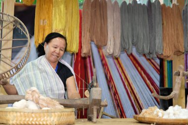 Chiang Mai, Tayland - 9 Eylül 2018: kadın 9 Eylül 2018 üzerinde görünmeyen lanna Expo Chiang Mai Uluslararası Fuar ve Kongre Merkezi'nde Chiang Mai, Tayland geleneksel tekerlek ile iplik içine pamuk iplik.