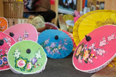 Chiang Mai, Tayland - 9 Eylül 2018: renkli kağıt şemsiye ile 9 Eylül 2018 resim gösterilmesini görünmeyen lanna Expo Chiang Mai Uluslararası Fuar ve Kongre Merkezi'nde Chiang Mai, Tayland.