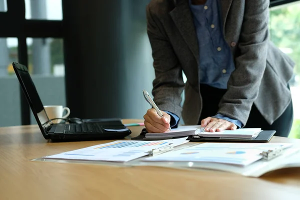 Mann Schreibt Mahnschreiben Auf Notizbuch Geschäftsmann Arbeitet Organisationsplan Arbeitsplatz Coworking — Stockfoto