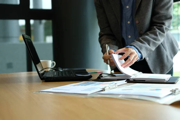 Homem Negócios Com Notebook Trabalhando Plano Organização Escritório Coworking Local — Fotografia de Stock