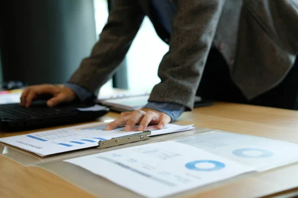 Homem Usando Computador Empresário Que Trabalha Com Diagrama Gráfico Gráfico — Fotografia de Stock