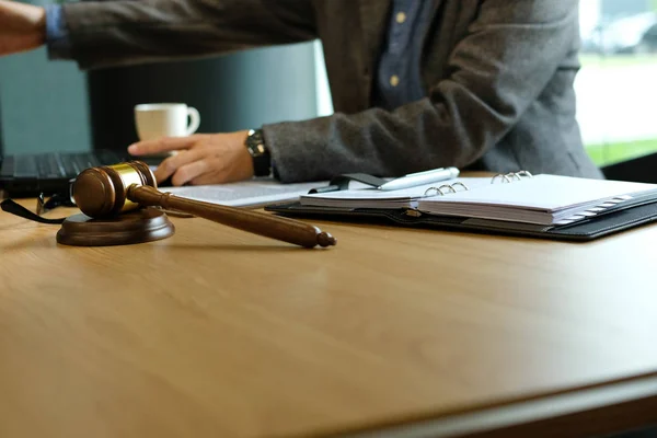 Juiz Trabalhando Com Computador Lei Legal Martelar Tribunal Advogado Advogado — Fotografia de Stock