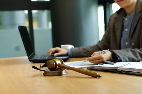 Juiz Trabalhando Com Computador Documento Lei Legal Martelar Tribunal Advogado — Fotografia de Stock