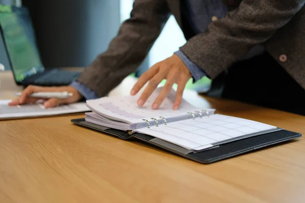 Agente Bienes Raíces Agente Bienes Raíces Que Trabaja Con Contrato — Foto de Stock