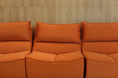 turuncu kumaş koltuk kanepe mobilya ahşap duvarının yakınında oturma odasında