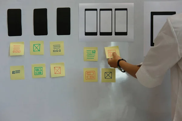Esperienza Utente Designer Progettazione Web Sul Layout Dello Smartphone Pianificazione — Foto Stock