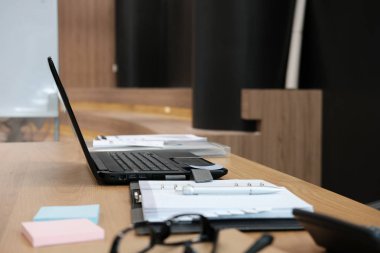 ahşap masa ofis işyeri bilgisayar notebook. iş çalışma alanı