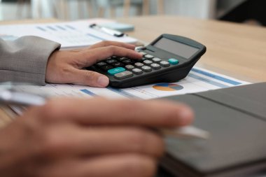 mali müşavir ofiste hesap makinesi ile çalışmaya. muhasebeci muhasebe ve gelir ve bütçe hesaplama yapıyor. Hesaplama yapma muhasebeci. Finans ve ekonomi kavramı