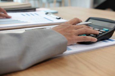 hesap makinesi, işletme belgesi ofisteki çalımakta mali müşavir. muhasebeci muhasebe ve gelir ve bütçe hesaplama yapıyor. Hesaplama yapma muhasebeci. Finans ve ekonomi kavramı