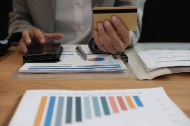 kredi kartı online alışveriş için akıllı telefon kullanarak tutan adam. işadamı satınalma ürün--dan enterne, banka Web sitesinde çalışma alanı, ödeme yap