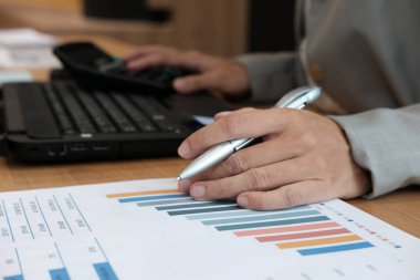 hesap makinesi, işletme belgesi ofisteki çalımakta mali müşavir. muhasebeci muhasebe ve gelir ve bütçe hesaplama yapıyor. Hesaplama yapma muhasebeci. Finans ve ekonomi kavramı