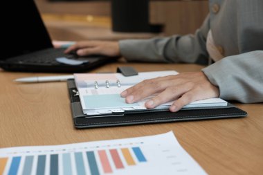 bilgisayar ile çalışan adam. işadamı planıyla defter office coworking işyerinde düzenleme