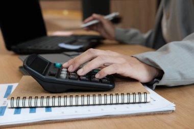 mali müşavir ofiste hesap makinesi ile çalışmaya. muhasebeci muhasebe ve gelir ve bütçe hesaplama yapıyor. Hesaplama yapma muhasebeci. Finans ve ekonomi kavramı