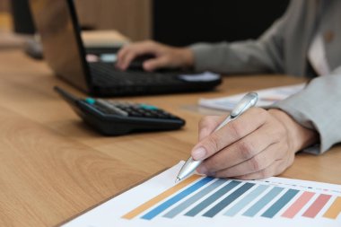 bilgisayar kullanarak iş adamı. başlangıç belge ile ofiste çalışan adam. Genç erkek girişimci işyerinde mali veri analiz.