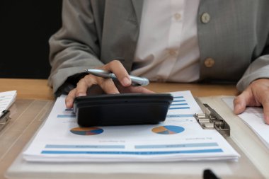 hesap makinesi, işletme belgesi ofisteki çalımakta mali müşavir. muhasebeci muhasebe ve gelir ve bütçe hesaplama yapıyor. Hesaplama yapma muhasebeci. Finans ve ekonomi kavramı