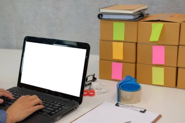 bilgisayar ile işyerinde çalışma başlangıç küçük işletme sahibi. serbest adam satıcı onay ürün sipariş'dır. Online satış, e-ticaret kavramı