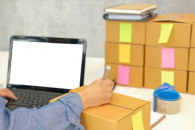 karton kutu işyeri adresini yazma başlangıç küçük işletme sahibi. serbest kadın girişimci satıcı müşteriye teslim ürün için parsel kutusu hazırlayın. Online satış, e-ticaret kavramı