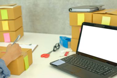 karton kutu işyeri adresini yazma başlangıç küçük işletme sahibi. serbest kadın girişimci satıcı müşteriye teslim ürün için parsel kutusu hazırlayın. Online satış, e-ticaret kavramı