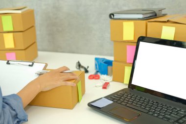 İşyerinde çalışma başlangıç küçük işletme sahibi. serbest adam satıcı onay ürün sipariş'dır. Online satış, e-ticaret kavramı