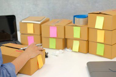 başlangıç küçük işletme sahibi işyerinde karton kutu tutun. serbest kadın girişimci satıcı müşteriye teslim ürün için parsel kutusu hazırlayın. Online satış, e-ticaret kavramı