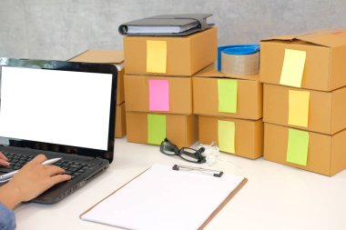 bilgisayar ile işyerinde çalışma başlangıç küçük işletme sahibi. serbest adam satıcı onay ürün sipariş'dır. Online satış, e-ticaret kavramı