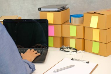 bilgisayar ile işyerinde çalışma başlangıç küçük işletme sahibi. serbest adam satıcı onay ürün sipariş'dır. Online satış, e-ticaret kavramı