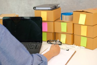 Not yazma başlangıç küçük işletme sahibi. evde çalışan serbest adam satıcı. Online satış, e-ticaret kavramı
