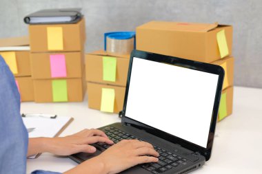 bilgisayar ile işyerinde çalışma başlangıç küçük işletme sahibi. serbest adam satıcı onay ürün sipariş'dır. Online satış, e-ticaret kavramı