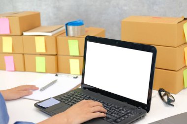 bilgisayar ile işyerinde çalışma başlangıç küçük işletme sahibi. serbest adam satıcı onay ürün sipariş'dır. Online satış, e-ticaret kavramı