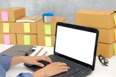 bilgisayar ile işyerinde çalışma başlangıç küçük işletme sahibi. serbest adam satıcı onay ürün sipariş'dır. Online satış, e-ticaret kavramı