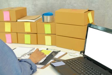 İşyerinde çalışma başlangıç küçük işletme sahibi. serbest adam satıcı onay ürün sipariş'dır. Online satış, e-ticaret kavramı