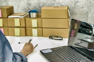 Not yazma başlangıç küçük işletme sahibi. evde çalışan serbest adam satıcı. Online satış, e-ticaret kavramı