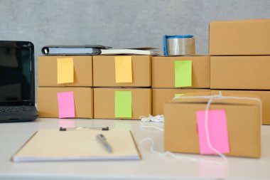 bilgisayar başlamak yukarıya, küçük işletme sahibi, girişimci, serbest KOBİ satıcı, işyerinde. ürün müşteriye teslim için karton koli kutu. Online satış, internet pazarlama, e-ticaret, ambalaj, nakliye kavramı