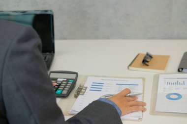 mali müşavir ofiste hesap makinesi ile çalışmaya. muhasebeci muhasebe ve gelir ve bütçe hesaplama yapıyor. Hesaplama yapma muhasebeci. Finans ve ekonomi kavramı