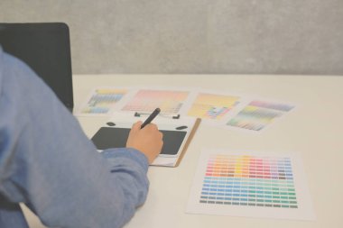 iç mimar ofis grafik tablet çizim. bilgisayar ile işyerinde çalışan sanatçı. Fotoğrafçı rötuş fotoğraf. Tasarım yaratıcılık fikir kavramı