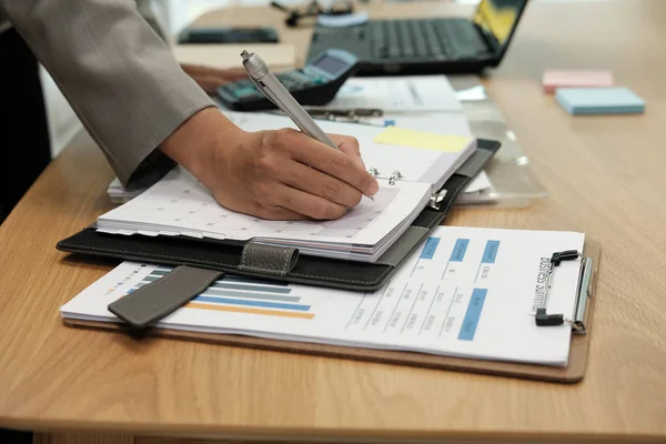 Muž Píše Upomínku Plánu Notebooku Podnikatel Pracuje Organizační Plán Pracovišti — Stock fotografie