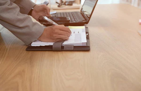 Muž Organizovat Plán Notebook Chytrý Telefon Podnikatel Pracující Pracovišti Coworking — Stock fotografie