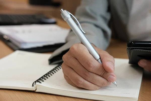 Muž Píše Upomínku Plánu Notebooku Podnikatel Pracuje Organizační Plán Chytrý — Stock fotografie