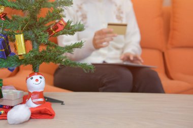 kredi kartı ve online alışveriş için tablet tutan kadın. Noel hediyesi Internet üzerinde satın bir kadın alıcı. Yeni yıl tatil neşeli Noel kutlaması