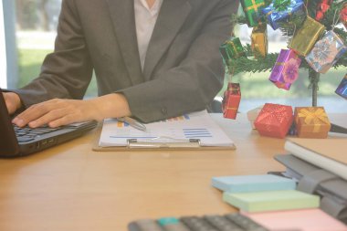 bilgisayar kullanarak iş adamı. başlangıç adam ile dekore edilmiş Noel ağacı ile dizüstü bilgisayar xmas tatil sırasında ofis masası üzerinde çalışma